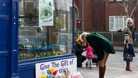 Des gerbes de fleurs pour Margaret Thatcher à Grantham, dans centre de l'Angleterre. Le décès la "Dame de fer", dont les obsèques auront lieu le 17 avril à Londres, a ravivé en Grande-Bretagne les vieilles divisions entre ses admirateurs et tous ceux qui