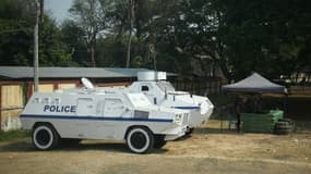 La police birmane monte la garde à côté des véhicules anti-émeute lors d'une cérémonie marquant la Journée des forces armées du pays à Naypyidaw le 27 mars 2025.