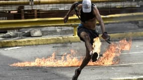 Un opposant au président Nicolas Maduro, lors d'affrontements avec la police venezuelienne, à Caracas le 20 juillet 2017