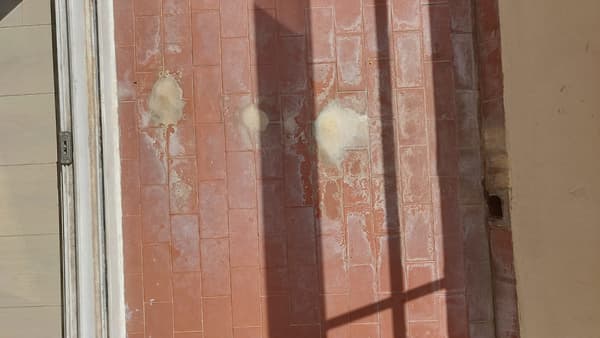 Les résidents se plaignent des infiltrations d'eau sur les balcons de la résidence.