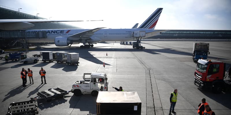 Un Boeing 777 à l'aéroport Roissy-Charles-De-Gaulles en 2022 en cours de chargement 
