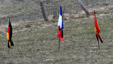 Des drapeaux allemand, français et espagnol en signe de deuil, plantés au Vernet, près du lieu du crash de l'A320.