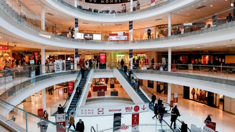 Files d'attente interminables, surcoût: le casse-tête du pass sanitaire dans les centres commerciaux