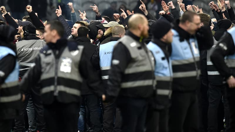 Les supporters du Losc envisahissent la pelouse après le nul contre Montpellier