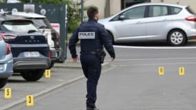 Un policier sur la zone où une fusillade a eu lieu à Rennes, le 17 avril 2025