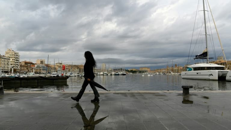 Une femme marche le long du Vieux-Port de Marseille, le 4 octobre 2021