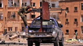 Un combattant kurde des YPG en faction à Al-Nashwa, en juillet 2015.