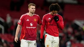 La déception de Matthijs De Ligt et Joshua Zirkzee lors de Manchester United-Fulham, le 2 mars 2025.
