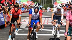 Thibaut Pinot à l'arrivée de 20e étape de la Vuelta devant Mikel Landa (à gauche) et Carlos Rodriguez Cano (à droite), le 10 septembre 2022