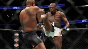 Jon Jones (de face) lors de son deuxième combat face à Daniel Cormier à l'UFC 214 en juillet 2017