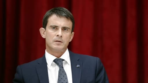 Manuel Valls demande aux députés PS de faire bloc derrière lui