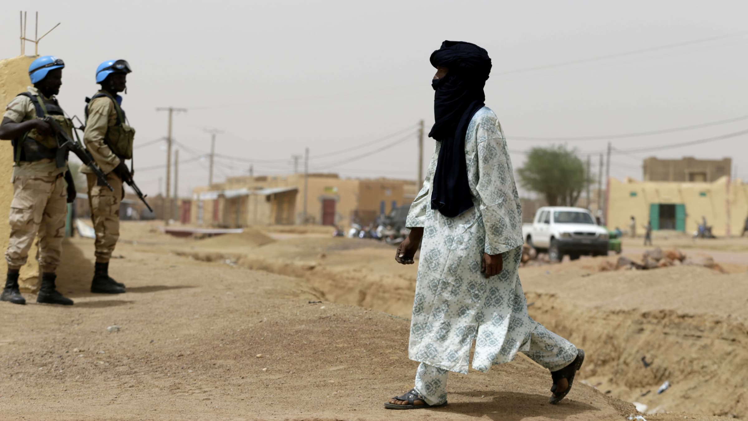Des soldats de la MINUSMA patrouillent à Kidal, en juillet 2013. Des soldats de la MINUSMA patrouillent à Kidal, en juillet 2013.