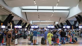 Des passagers font la queue à l'aéroport international de Johannesburg après la découverte du nouveau variant Omicron, le 27 novembre 2021 en Afrique du Sud
