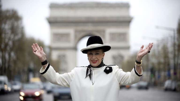 Geneviève de Fontenay pose le 7 avril 2009 sur les Champs-Elysées à Paris