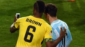 Lionel Messi et Deshorn Brown 