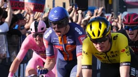 Casper van Uden et son casque de contre-la-montre lors de sa victoire lors de la 4e étape du Tour d'Italie à Lecce, le 13 mai 2025