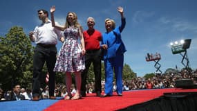 Chelsea Clinton, accompagnée de ses parents Hillary et Bill.