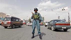 Policier afghan dans une rue de Kaboul. Une vague d'enlèvements, dont ceux de deux candidats, a illustré vendredi le climat d'insécurité dans lequel risquent de se dérouler samedi les élections législatives en Afghanistan. /Photo prise le 17 septembre 201