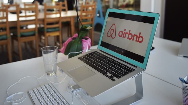 La plateforme de location de logements entre particuliers a accueilli quatre millions de Français dans l'Hexagone, tandis que trois millions de plus ont décidé de voyager à l'étranger, soit sept millions au total.