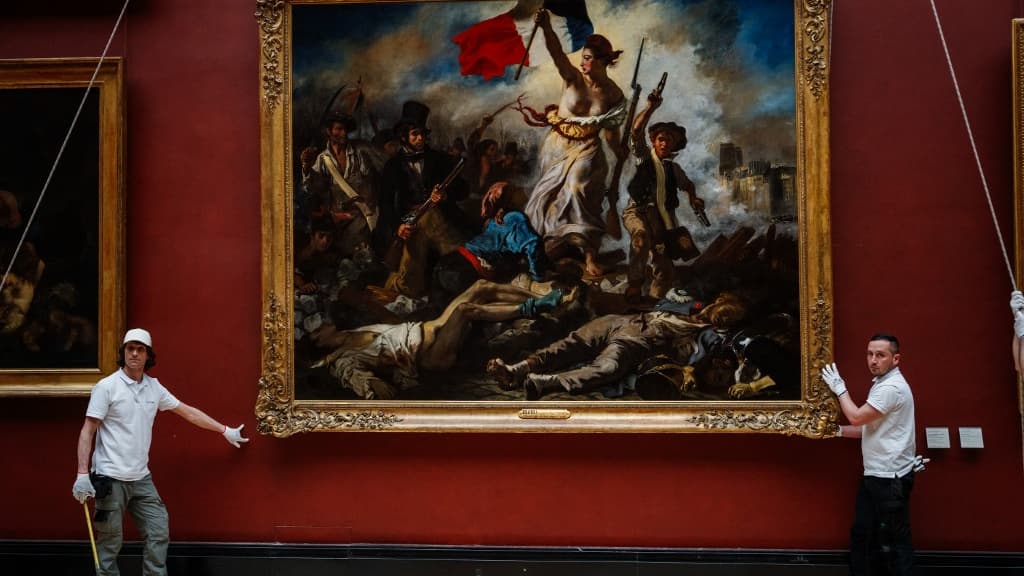 La toile "La liberté guidant le peuple" après sa restauration, musée du Louvre, avril 2024
