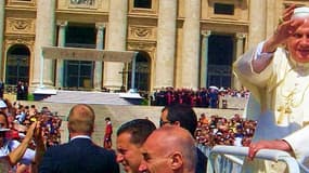 Le pape Benoît XVI, place saint-Pierre en 2007. 
