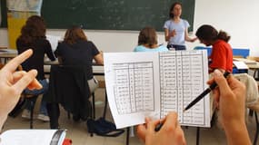 Des élèves suivent un cours d'arabe à Carquefou, en Loire-Atlantique, le 7 juillet 2005. (Photo d'illustration)