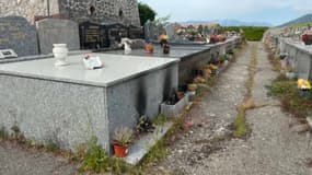 Les tombes noircies du cimetière de Levens (Alpes-Maritimes) à cause d’un incendie parti des fleurs tombales
