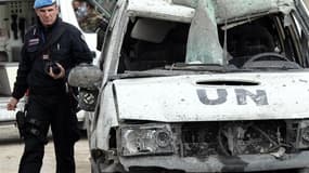 Un expert italien inspecte un véhicule endommagé par l'explosion d'une bombe, vendredi à Tyr, au Liban. La Syrie a nié lundi être à l'origine de cette attaque dans laquelle ont été blessés cinq soldats français de la Force intérimaire des Nations unies au