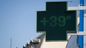 Un thermomètre de pharmacie indique une température de 39° C, le 4 août 2022 à Wittenheim, dans l'est de la France