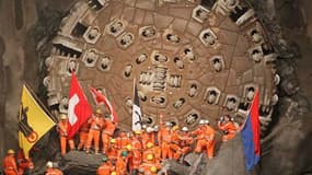 Des mineurs autour du tunnelier "Sissi", une foreuse de dix mètres de diamètre. La dernière partie du tunnel le plus long du monde a été percée vendredi en Suisse sous le massif du Gothard après une douzaine d'années de travaux. Le tunnel ferroviaire, d'u