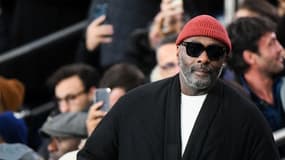 Idris Elba photographié dans les tribunes du Parc des Princes, le 21 novembre 2024