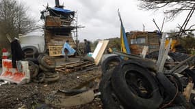 Barricades contre la construction de l'aéroport de Notre-Dame-des-Landes, près de Nantes. Trois policiers et un manifestant ont été blessés lundi dans des heurts entre forces de l'ordre et opposants au projet de construction au niveau du Chemin de Suez qu