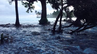 Une haute marée pénètre à l'intérieur des terres aux îles Marshall, le 3 mars 2014. L'archipel pourrait disparaître à cause de la montée des eaux.