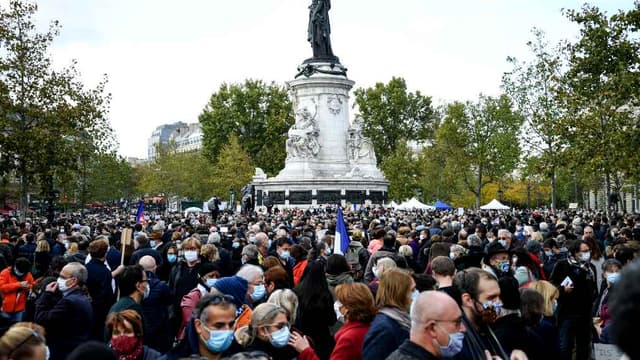 La foule venue saluer la mémoire de Samuel Paty place de la République à Paris le 18 octobre 2020