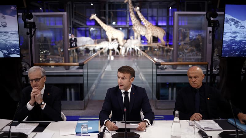 Le Premier ministre norvégien Jonas Gahr Store, Emmanuel Macron et Olivier Poivre d'Arvor, l'ambassadeur des pôles lors du One planet polar summit à Paris le 10 novembre 2023