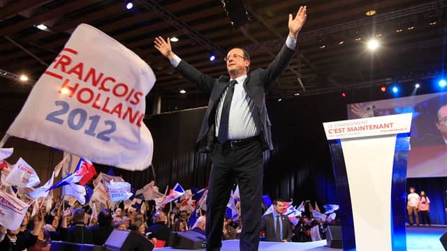 A quatre jours du premier tour de l'élection présidentielle, François Hollande reste solidement installé dans le fauteuil de favori face à un Nicolas Sarkozy qui cherche une improbable parade. /Photo prise le 17 avril 2012/REUTERS/Pascal Rossignol