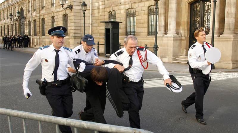 Au moins 80 militants islamistes, qui tentaient samedi après-midi de manifester devant l'ambassade des Etats-Unis à Paris, pour protester contre un film islamophobe diffusé sur internet, ont été interpellés par la police française. /Photo prise le 15 sept