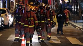 Mercredi matin, les pompiers étaient toujours en intervention dans l'immeuble parisien du XVIè arrondissement qui a brûlé.