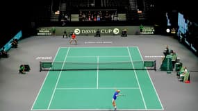 Le Français Adrian Mannarino sert face au Suisse Adrien Stricker en match de poule de la Coupe Davis (3-6, 6-1, 6-4), le 12 septembre 2023 à Manchester