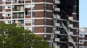 Des pompiers interviennent sur un incendie dans un immeuble d'habitation à L'Île-Saint-Denis (Seine-Saint-Denis), le 19 août 2023 