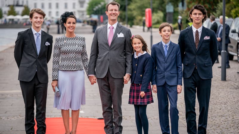 Le prince Joachim et son épouse, la princesse Marie, entourés (de gauche à droite) de Félix, Athéna, Henrik et Nikolai