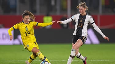Johanna Rytting Kaneryd au duel avec Jule Brand lors d'un Allemagne - Suède en février 2023