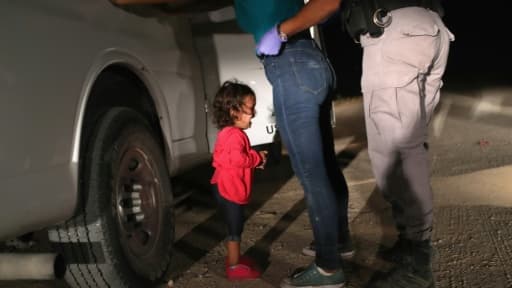 Cette photo de Yanela Varela en pleurs, prise le 11 juin 2018 à McAllen au Texas, a rapidement fait le tour des réseaux sociaux Cette photo de Yanela Varela en pleurs, prise le 11 juin 2018 à McAllen au Texas, a rapidement fait le tour des réseaux sociaux