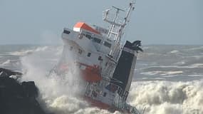 Le cargo espagnol échoué au large d'Anglet, dans les Pyrénées-Atlantiques, ce mercredi 5 février.