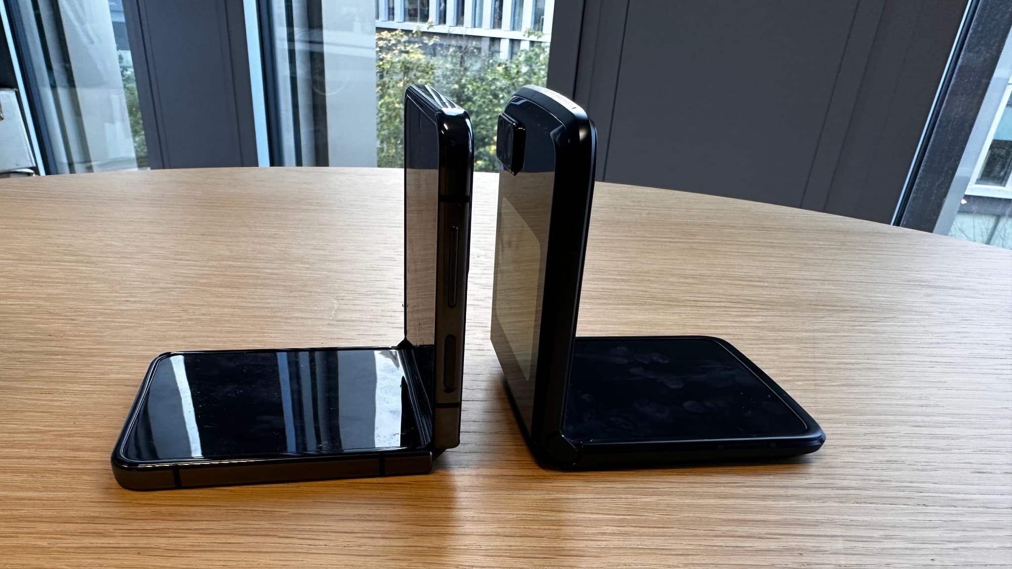 A gauche, le Samsung Galaxy Z Flip 4 - A droite, le Motorola Razr 2022 A gauche, le Samsung Galaxy Z Flip 4 - A droite, le Motorola Razr 2022