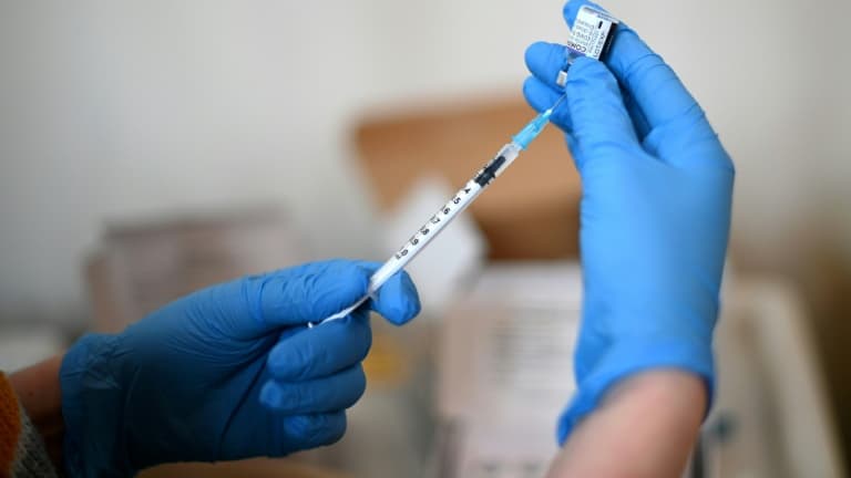 Préparation d'une dose de vaccin Pfizer dans un centre de vaccination à l'ouest de Londres,  en Angleterre, le 4 décembre 2021