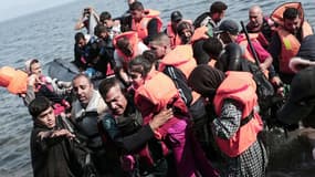 Des réfugiés sur une embarcation de fortune sur la Méditerranée.