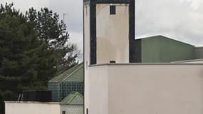 Une mosquée à Mantes-La-Jolie, dans les Yvelines. Dans une interview au Monde, le ministre de l'Intérieur Claude Guéant dit vouloir apaiser le débat sur l'islam en France -que la gauche lui reproche d'avoir alimenté par les mesures sur le port du voile ou