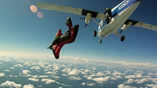 Le wingsuit consiste à s'élancer à haute altitude équipé d'une combinaison en forme de chauve-souris