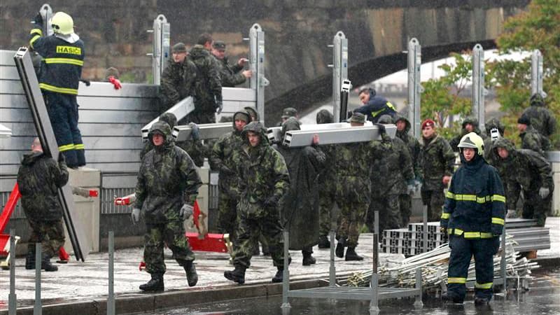 Barrières érigées pour contenir la crue de la Vlatva à Prague. Près de 2.700 personnes ont été évacuées de chez elles lundi en République tchèque en raison d'inondations et dans la capitale. Au moins cinq personnes ont trouvé la mort. /Photo prise le 3 ju